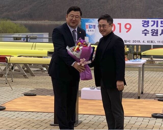 ▲ 2019 경기도조정협회 시조식에서 장원철 경기도조정협회장(오른쪽)이 김봉균 경기도의원에게 공로패를 전달하고 있다.