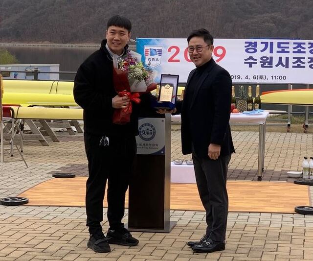 ▲ 2019 경기도조정협회 시조식에서 장원철 경기도조정협회장(오른쪽)이 박찬영 FCMM 대표에게 감사패를 전달하고 있다.