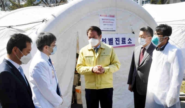 지난 4일 안양 한림대성심병원 홍역환자 선별진료소를 방문한 최대호 안양시장과 방역 관계자 등이 홍역 확산 방지대책  등을 논의하고 있다. 김시범기자