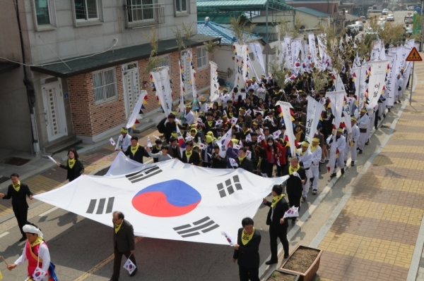 7일 양평 양동역에서 100년 전 3천명이 모인 양동 기미 4ㆍ7 만세운동 100주념 기념행사가 열려 시민들이 당시의 모습을 재연해 행진하고 있다.