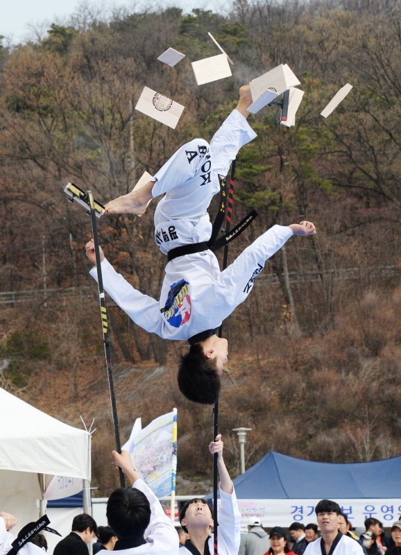 벚꽃과 함께하는 한마당축제 '2019 평택시민 건강걷기대회'가 열린 6일 오전 평택 이충레포츠공원 광장에서 평택시 태권도 시범단의 식전행사가 진행되고 있다. 다양한 공연과 체험, 먹거리가 풍성했던 이번 행사는 평택시체육회와 경기일보가 공동주최 했다. 윤원규 수습기자