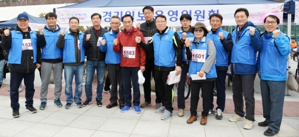 벚꽃과 함께하는 한마당축제 '2019 평택시민 건강걷기대회'가 열린 6일 오전 평택 이충레포츠공원 광장에서 정장선 평택시장과 본보 관계자들이 기념촬영을 하고 있다. 다양한 공연과 체험, 먹거리가 풍성했던 이번 행사는 평택시체육회와 경기일보가 공동주최 했다. 윤원규 수습기자