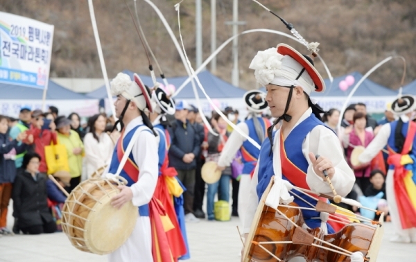 벚꽃과 함께하는 한마당축제 '2019 평택시민 건강걷기대회'가 열린 6일 오전 평택 이충레포츠공원 광장에서 농악공연이 펼쳐지고 있다. 다양한 공연과 체험, 먹거리가 풍성했던 이번 행사는 평택시체육회와 경기일보가 공동주최 했다. 윤원규 수습기자