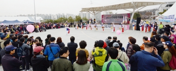 벚꽃과 함께하는 한마당축제 '2019 평택시민 건강걷기대회'가 열린 6일 오전 평택 이충레포츠공원 광장에서 농악공연이 펼쳐지고 있다. 다양한 공연과 체험, 먹거리가 풍성했던 이번 행사는 평택시체육회와 경기일보가 공동주최 했다. 윤원규 수습기자