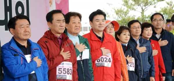 벚꽃과 함께하는 한마당축제 '2019 평택시민 건강걷기대회'가 열린 6일 오전 평택 이충레포츠공원 광장에서 정장선 평택시장과 신항철 본보 대표이사 사장, 권영화 평택시의회 의장, 원유철 국회의원등 내빈들이 대회 개회식에 참가하고 있다. 다양한 공연과 체험, 먹거리가 풍성했던 이번 행사는 평택시체육회와 경기일보가 공동주최 했다. 윤원규 수습기자