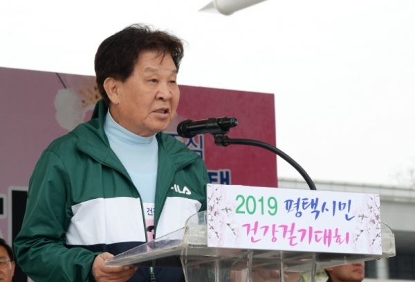 벚꽃과 함께하는 한마당축제 '2019 평택시민 건강걷기대회'가 열린 6일 오전 평택 이충레포츠공원 광장에서 신항철 본보 대표이사 사장이 개회식에서 인사말을 하고 있다. 다양한 공연과 체험, 먹거리가 풍성했던 이번 행사는 평택시체육회와 경기일보가 공동주최 했다. 윤원규 수습기자