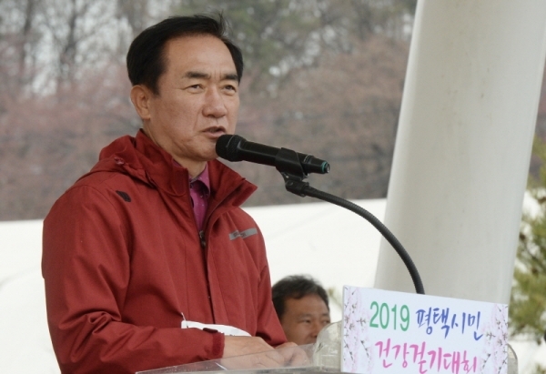 벚꽃과 함께하는 한마당축제 '2019 평택시민 건강걷기대회'가 열린 6일 오전 평택 이충레포츠공원 광장에서 정장선 평택시장이 개회식에서 인사말을 하고 있다. 다양한 공연과 체험, 먹거리가 풍성했던 이번 행사는 평택시체육회와 경기일보가 공동주최 했다. 윤원규 수습기자