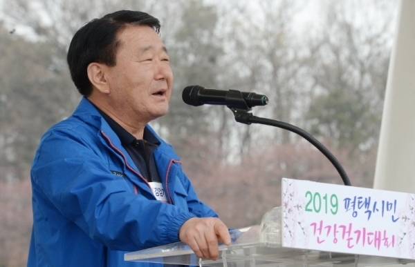 벚꽃과 함께하는 한마당축제 '2019 평택시민 건강걷기대회'가 열린 6일 오전 평택 이충레포츠공원 광장에서 권영하 평택시의장이 개회식에서 인사말을 하고 있다. 다양한 공연과 체험, 먹거리가 풍성했던 이번 행사는 평택시체육회와 경기일보가 공동주최 했다. 윤원규 수습기자
