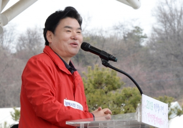 벚꽃과 함께하는 한마당축제 '2019 평택시민 건강걷기대회'가 열린 6일 오전 평택 이충레포츠공원 광장에서 원유철 국회의원이 개회식에서 인사말을 하고 있다. 다양한 공연과 체험, 먹거리가 풍성했던 이번 행사는 평택시체육회와 경기일보가 공동주최 했다. 윤원규 수습기자