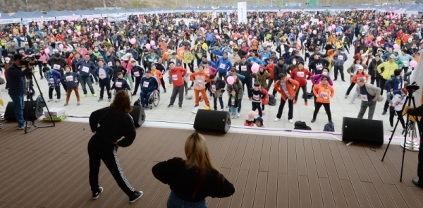 벚꽃과 함께하는 한마당축제 '2019 평택시민 건강걷기대회'가 열린 6일 오전 평택 이충레포츠공원 광장에서 시민들이 대회 전 몸풀기 운동을 하고 있다. 다양한 공연과 체험, 먹거리가 풍성했던 이번 행사는 평택시체육회와 경기일보가 공동주최 했다. 윤원규 수습기자