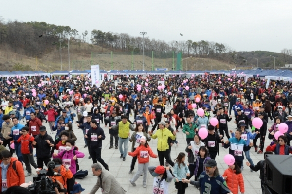 벚꽃과 함께하는 한마당축제 '2019 평택시민 건강걷기대회'가 열린 6일 오전 평택 이충레포츠공원 광장에서 시민들이 대회 전 몸풀기 운동을 하고 있다. 다양한 공연과 체험, 먹거리가 풍성했던 이번 행사는 평택시체육회와 경기일보가 공동주최 했다. 윤원규 수습기자