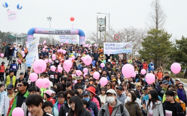 벚꽃과 함께하는 한마당축제 '2019 평택시민 건강걷기대회'가 열린 6일 오전 평택 이충레포츠공원 광장에서 정장선 평택시장과 신항철 본보 대표이사 사장을 비롯한 내빈들과 시민들이 건강 걷기를 하고 있다. 다양한 공연과 체험, 먹거리가 풍성했던 이번 행사는 평택시체육회와 경기일보가 공동주최 했다. 윤원규 수습기자
