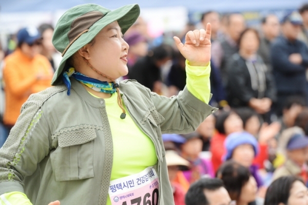 벚꽃과 함께하는 한마당축제 '2019 평택시민 건강걷기대회'가 열린 6일 오전 평택 이충레포츠공원 광장에서 시민들이 부대행사에 참여하고 있다. 다양한 공연과 체험, 먹거리가 풍성했던 이번 행사는 평택시체육회와 경기일보가 공동주최 했다. 윤원규 수습기자