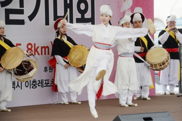 벚꽃과 함께하는 한마당축제 '2019 평택시민 건강걷기대회'가 열린 6일 오전 평택 이충레포츠공원 광장에서 농악공연이 펼쳐지고 있다. 다양한 공연과 체험, 먹거리가 풍성했던 이번 행사는 평택시체육회와 경기일보가 공동주최 했다. 윤원규 수습기자