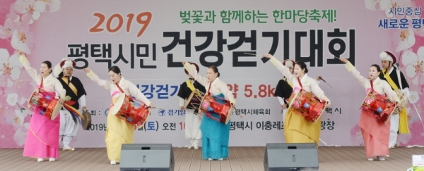 벚꽃과 함께하는 한마당축제 '2019 평택시민 건강걷기대회'가 열린 6일 오전 평택 이충레포츠공원 광장에서 농악공연이 펼쳐지고 있다. 다양한 공연과 체험, 먹거리가 풍성했던 이번 행사는 평택시체육회와 경기일보가 공동주최 했다. 윤원규 수습기자