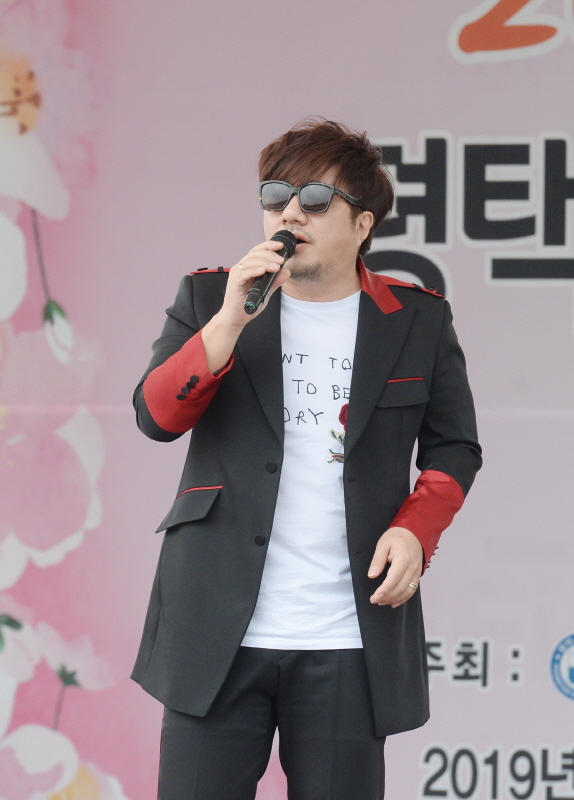 벚꽃과 함께하는 한마당축제 '2019 평택시민 건강걷기대회'가 열린 6일 오전 평택 이충레포츠공원 광장에서 가수 배기성씨가 열창을 하고 있다. 다양한 공연과 체험, 먹거리가 풍성했던 이번 행사는 평택시체육회와 경기일보가 공동주최 했다. 윤원규 수습기자