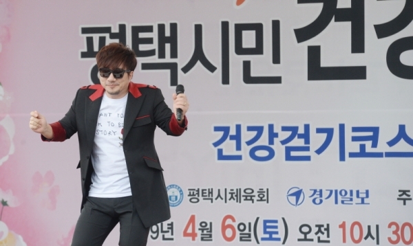 벚꽃과 함께하는 한마당축제 '2019 평택시민 건강걷기대회'가 열린 6일 오전 평택 이충레포츠공원 광장에서 가수 배기성씨가 열창을 하고 있다. 다양한 공연과 체험, 먹거리가 풍성했던 이번 행사는 평택시체육회와 경기일보가 공동주최 했다. 윤원규 수습기자