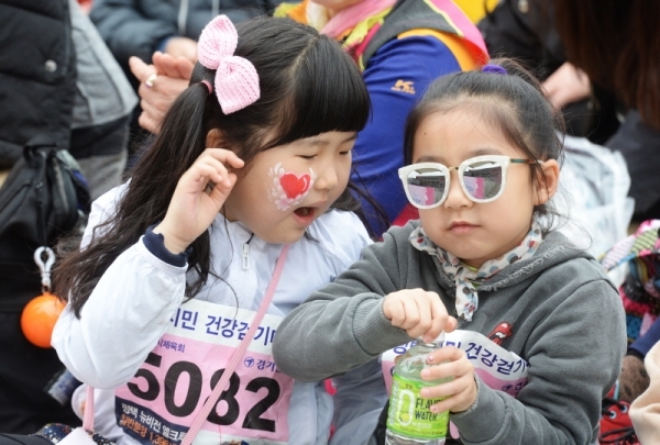 벚꽃과 함께하는 한마당축제 '2019 평택시민 건강걷기대회'가 열린 6일 오전 평택 이충레포츠공원 광장에서 시민들이 부대행사에 참여하고 있다. 다양한 공연과 체험, 먹거리가 풍성했던 이번 행사는 평택시체육회와 경기일보가 공동주최 했다. 윤원규 수습기자