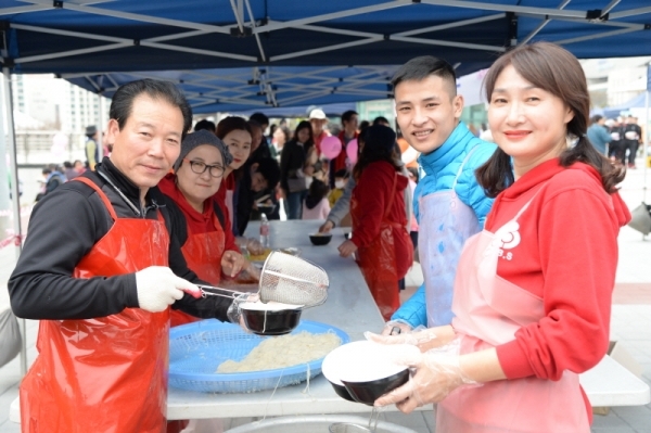 벚꽃과 함께하는 한마당축제 '2019 평택시민 건강걷기대회'가 열린 6일 오전 평택 이충레포츠공원 광장에서 자원봉사자들이 대회에 참여한 시민들에게 국수를 나누고 있다. 다양한 공연과 체험, 먹거리가 풍성했던 이번 행사는 평택시체육회와 경기일보가 공동주최 했다. 윤원규 수습기자