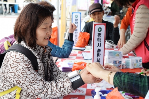 벚꽃과 함께하는 한마당축제 '2019 평택시민 건강걷기대회'가 열린 6일 오전 평택 이충레포츠공원 광장에서 시민들이 부대행사에 참여하고 있다. 다양한 공연과 체험, 먹거리가 풍성했던 이번 행사는 평택시체육회와 경기일보가 공동주최 했다. 윤원규 수습기자