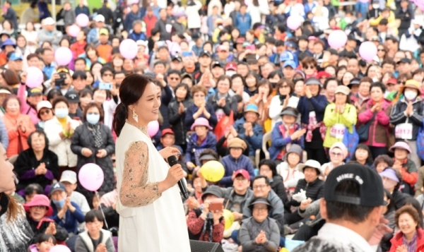 벚꽃과 함께하는 한마당축제 '2019 평택시민 건강걷기대회'가 열린 6일 오전 평택 이충레포츠공원 광장에서 초청가수 장윤정씨가 열렬한 반응속에 노래를 부르고 있다. 다양한 공연과 체험, 먹거리가 풍성했던 이번 행사는 평택시체육회와 경기일보가 공동주최 했다. 윤원규 수습기자