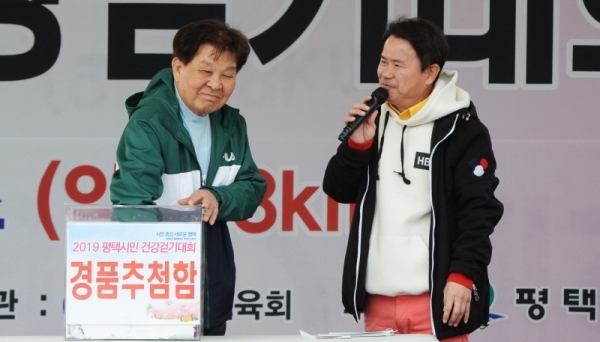 벚꽃과 함께하는 한마당축제 '2019 평택시민 건강걷기대회'가 열린 6일 오전 평택 이충레포츠공원 광장에서 신항철 본보 대표이사 사장이 경품추첨을 하고 기념촬영을 하고있다. 다양한 공연과 체험, 먹거리가 풍성했던 이번 행사는 평택시체육회와 경기일보가 공동주최 했다. 윤원규 수습기자