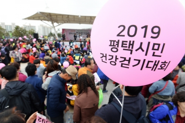 벚꽃과 함께하는 한마당축제 '2019 평택시민 건강걷기대회'가 열린 6일 오전 평택 이충레포츠공원 광장에서 많은 시민들이 경품행사에 참여하고 있다. 다양한 공연과 체험, 먹거리가 풍성했던 이번 행사는 평택시체육회와 경기일보가 공동주최 했다. 윤원규 수습기자