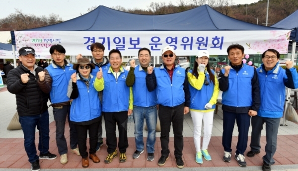 벚꽃과 함께하는 한마당축제 '2019 평택시민 건강걷기대회'에 참가한 경기일보 운영위원회원들. 다양한 공연과 체험, 먹거리가 풍성했던 이번 행사는 평택시체육회와 경기일보가 공동주최 했다. 김시범기자