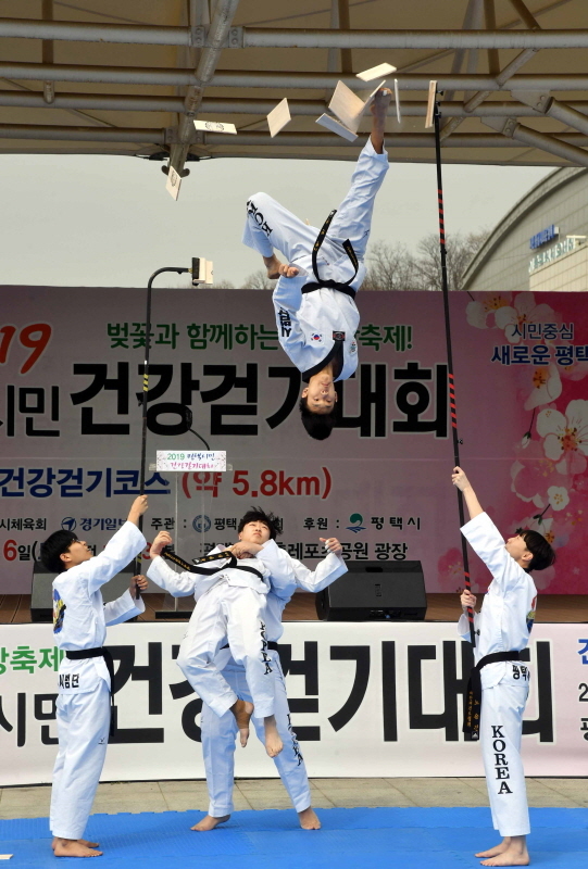 벚꽃과 함께하는 한마당축제 '2019 평택시민 건강걷기대회'가 열린 6일 오전 평택 이충레포츠공원 광장에서 태원도공연이 펼쳐지고 있다. 다양한 공연과 체험, 먹거리가 풍성했던 이번 행사는 평택시체육회와 경기일보가 공동주최 했다. 김시범기자