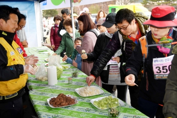 벚꽃과 함께하는 한마당축제 '2019 평택시민 건강걷기대회'가 열린 6일 오전 평택 이충레포츠공원 광장에서 참가자들이 평택시 농특산물 통합브랜드인 슈퍼오닝 농산물을 시식하고 있다. 다양한 공연과 체험, 먹거리가 풍성했던 이번 행사는 평택시체육회와 경기일보가 공동주최 했다. 김시범기자