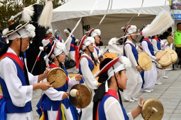 벚꽃과 함께하는 한마당축제 '2019 평택시민 건강걷기대회'가 열린 6일 오전 평택 이충레포츠공원 광장에서 농악공연이 펼쳐지고 있다. 다양한 공연과 체험, 먹거리가 풍성했던 이번 행사는 평택시체육회와 경기일보가 공동주최 했다. 김시범기자