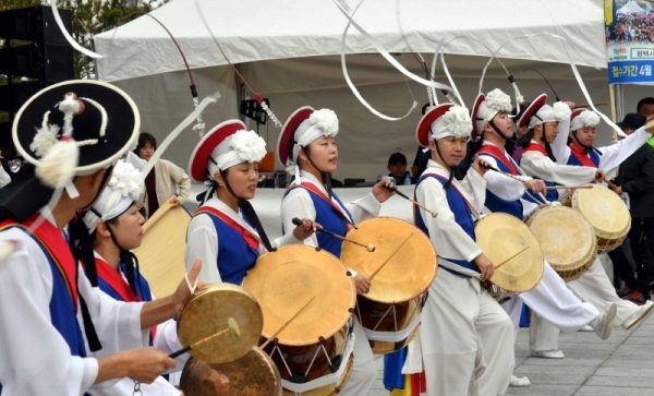 벚꽃과 함께하는 한마당축제 '2019 평택시민 건강걷기대회'가 열린 6일 오전 평택 이충레포츠공원 광장에서 농악공연이 펼쳐지고 있다. 다양한 공연과 체험, 먹거리가 풍성했던 이번 행사는 평택시체육회와 경기일보가 공동주최 했다. 윤원규 수습기자