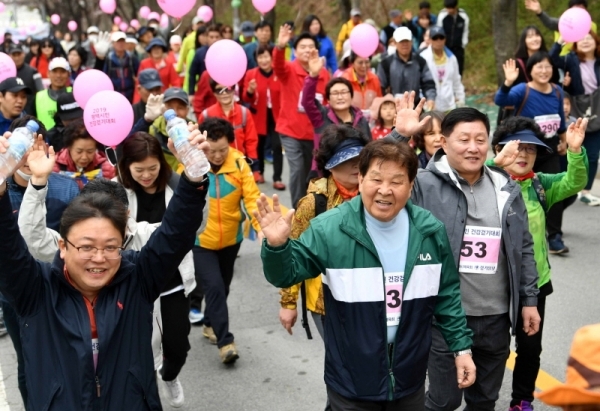 벚꽃과 함께하는 한마당축제 '2019 평택시민 건강걷기대회'가 열린 6일 오전 평택 이충레포츠공원 광장에서 경기일보 신항철 대표이사 사장 등 임원들이 시민과 함께 걷고  있다. 다양한 공연과 체험, 먹거리가 풍성했던 이번 행사는 평택시체육회와 경기일보가 공동주최 했다. 김시범기자
