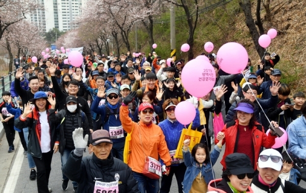 벚꽃과 함께하는 한마당축제 '2019 평택시민 건강걷기대회'가 열린 6일 오전 평택 이충레포츠공원 일원에서 7천여 명의 시민들이 벚꽃길을 걸으며 봄 정취를 즐기고 있다. 다양한 공연과 체험, 먹거리가 풍성했던 이번 행사는 평택시체육회와 경기일보가 공동주최 했다. 김시범기자