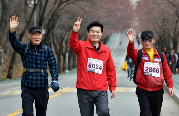 벚꽃과 함께하는 한마당축제 '2019 평택시민 건강걷기대회'가 열린 6일 오전 평택 이충레포츠공원 일원에서 원유철 국회의원이 시민과 함께 걷고 있다. 다양한 공연과 체험, 먹거리가 풍성했던 이번 행사는 평택시체육회와 경기일보가 공동주최 했다. 김시범기자