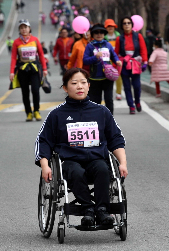 벚꽃과 함께하는 한마당축제 '2019 평택시민 건강걷기대회'가 열린 6일 오전 평택 이충레포츠공원 일원에서 장애인과 비장애인이 함께 걷고 있다. 다양한 공연과 체험, 먹거리가 풍성했던 이번 행사는 평택시체육회와 경기일보가 공동주최 했다. 김시범기자