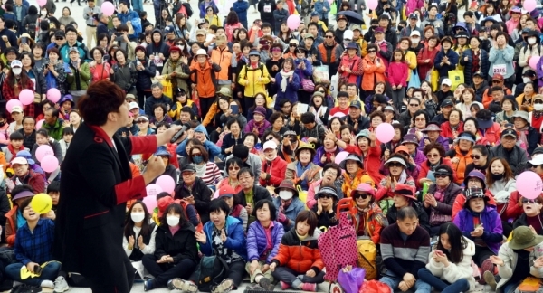 벚꽃과 함께하는 한마당축제 '2019 평택시민 건강걷기대회'가 열린 6일 오전 평택 이충레포츠공원 일원에서 7천여 명의 시민들이 가수 배기성씨의 공연을 구경하고 있다. 다양한 공연과 체험, 먹거리가 풍성했던 이번 행사는 평택시체육회와 경기일보가 공동주최 했다. 김시범기자