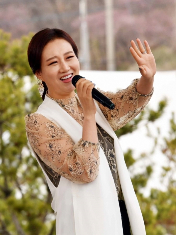 벚꽃과 함께하는 한마당축제 '2019 평택시민 건강걷기대회'가 열린 6일 오전 평택 이충레포츠공원 일원에서 트롯트의 여왕 장윤정이 멋진 공연을 선보이고 있다. 다양한 공연과 체험, 먹거리가 풍성했던 이번 행사는 평택시체육회와 경기일보가 공동주최 했다. 김시범기자