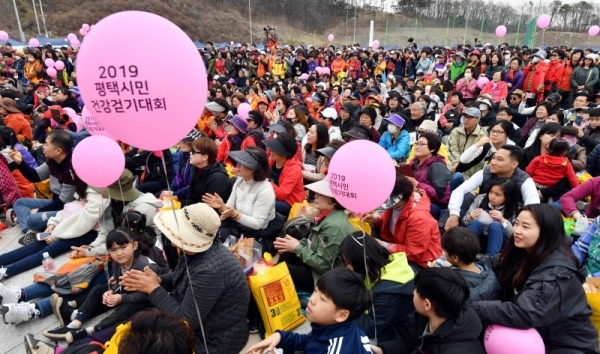 벚꽃과 함께하는 한마당축제 '2019 평택시민 건강걷기대회'가 열린 6일 오전 평택 이충레포츠공원 일원에서 7천여 명의 시민들이 다양한 공연을 즐기고 있다. 다양한 공연과 체험, 먹거리가 풍성했던 이번 행사는 평택시체육회와 경기일보가 공동주최 했다. 김시범기자
