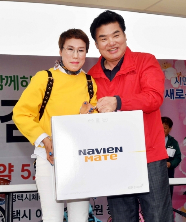 벚꽃과 함께하는 한마당축제 '2019 평택시민 건강걷기대회'가 열린 6일 오전 평택 이충레포츠공원 일원에서 원유철 국회의원이 경품추첨을 하고 있다. 다양한 공연과 체험, 먹거리가 풍성했던 이번 행사는 평택시체육회와 경기일보가 공동주최 했다. 김시범기자