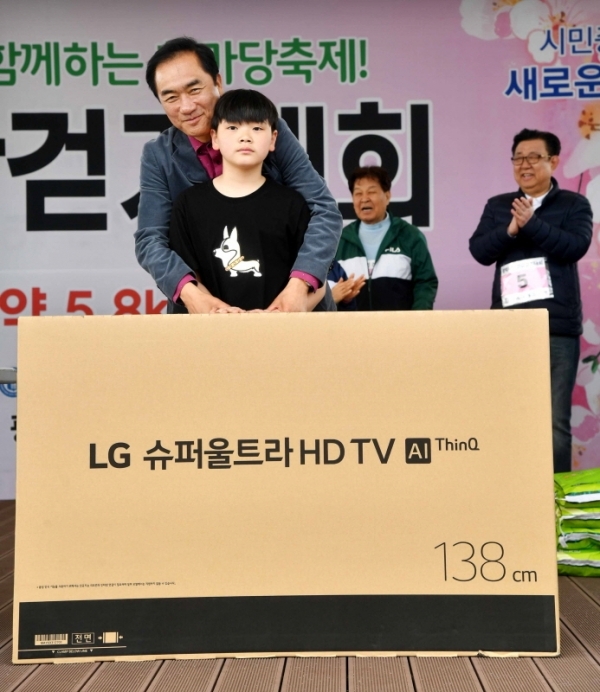 벚꽃과 함께하는 한마당축제 '2019 평택시민 건강걷기대회'가 열린 6일 오전 평택 이충레포츠공원 일원에서 정장선 평택시장이 경품추첨을 하고 있다. 다양한 공연과 체험, 먹거리가 풍성했던 이번 행사는 평택시체육회와 경기일보가 공동주최 했다. 김시범기자