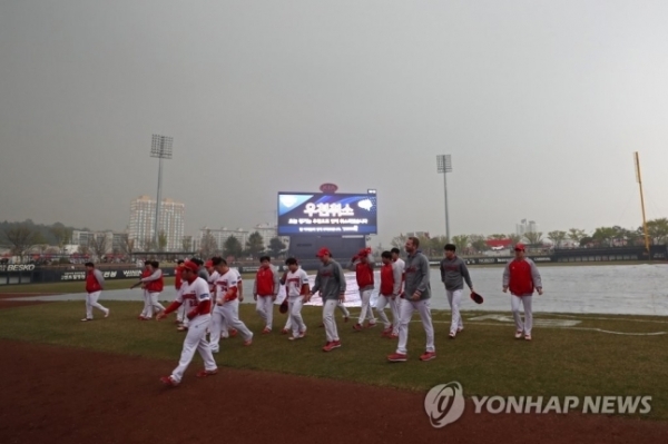 7일 광주-KIA 챔피언스필드에서 열릴 예정이었던 프로야구 키움 히어로즈와 KIA 타이거즈 경기가 우천으로 취소돼 KIA 선수단이 경기장을 떠나고 있다. 연합뉴스