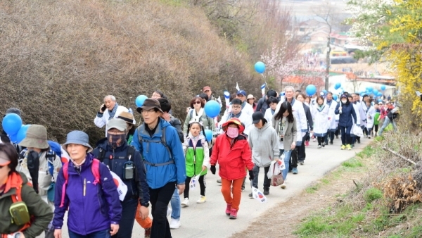 6일 정식 개통된 화성 3.1운동 만세길을 걷고 있는 시민들 모습