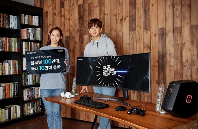 삼성전자 모델들이 8일 국내 출시하는 듀얼 QHD 게이밍 모니터 ‘CRG9’을 소개하고 있다.