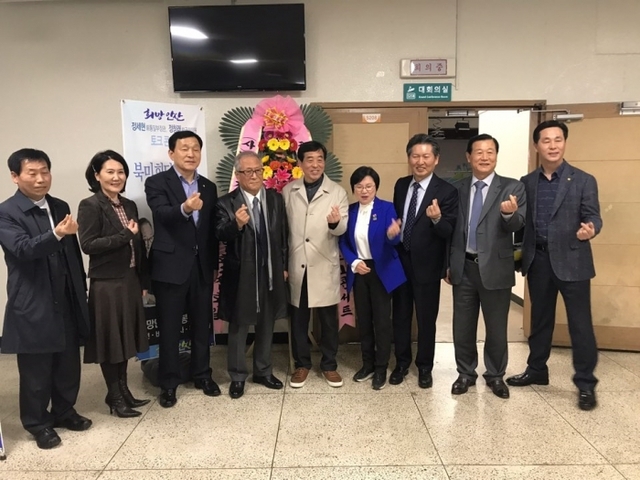 토크 콘서트가 끝난 후 패널로 참석한 정세현 전 장관과 정청래 전 의원, 윤화섭 안산시장, 김현 민주당 사무부총장 등이 기념촬영을 하고 있다.