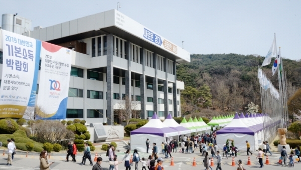 '경기 평화를 봄'이란 제목으로 2019 경기도청 봄꽃축제가 5일부터 7일까지 진행됐다. 다양한 볼거리와 먹거리가 마련된 이번 행사에 7일 주말을 맞아 많은 사람이 경기도청을 찾았다. 윤원규 수습기자