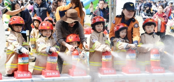 '경기 평화를 봄'이란 제목으로 2019 경기도청 봄꽃축제가 5일부터 7일까지 진행됐다. 다양한 볼거리와 먹거리가 마련된 이번 행사에 7일 주말을 맞아 많은 사람이 경기도청을 찾았다. 119 안전체험 부스에서 아이들이 어린소방관이 되어 소화기를 다뤄보고 있다. 윤원규 수습기자