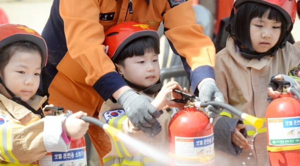 '경기 평화를 봄'이란 제목으로 2019 경기도청 봄꽃축제가 5일부터 7일까지 진행됐다. 다양한 볼거리와 먹거리가 마련된 이번 행사에 7일 주말을 맞아 많은 시민들이 경기도청을 찾았다. 119 안전체험 부스에서 아이들이 어린소방관이 되어 소화기를 다뤄보고 있다. 윤원규 수습기자