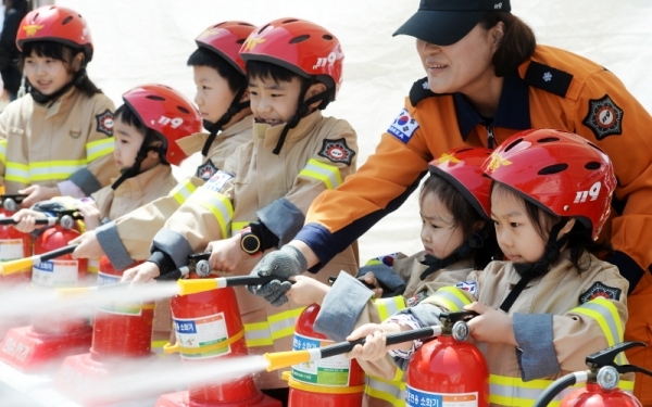 '경기 평화를 봄'이란 제목으로 2019 경기도청 봄꽃축제가 5일부터 7일까지 진행됐다. 다양한 볼거리와 먹거리가 마련된 이번 행사에 7일 주말을 맞아 많은 시민들이 경기도청을 찾았다. 119 안전체험 부스에서 아이들이 어린소방관이 되어 소화기를 다뤄보고 있다. 윤원규 수습기자