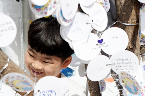 '경기 평화를 봄'이란 제목으로 2019 경기도청 봄꽃축제가 5일부터 7일까지 진행됐다. 다양한 볼거리와 먹거리가 마련된 이번 행사에 7일 주말을 맞아 많은 시민들이 경기도청을 찾았다. 플라워 전시존에 마련된 소원나무에 아이가 자신의 소원들 매달고 있다 . 윤원규 수습기자